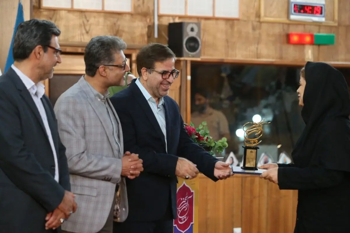 در ده سال اخیر دریاچه ارومیه از زیست بوم ما صدمه دیده/ زبان فارسی اگر از بین برود نمی‌توان آن را درست کرد
