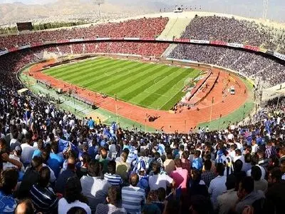 سیاستمدار ایرلندی با پرچم ایران به استادیوم رفت + عکس