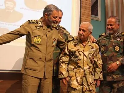 اهدای نشان فداکاری به «فاتح آبادان» و خانواده‌های شهدا و پیشکسوتان ارتش در مشهد
