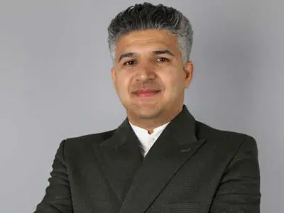 استفاده از نیروهای بومی برای استان‌ها اشتغالزایی می‌کند / با نظارت به عملکرد مدیران شرکت‌های تابعه وزارت کار به دولت کمک می‌کنیم