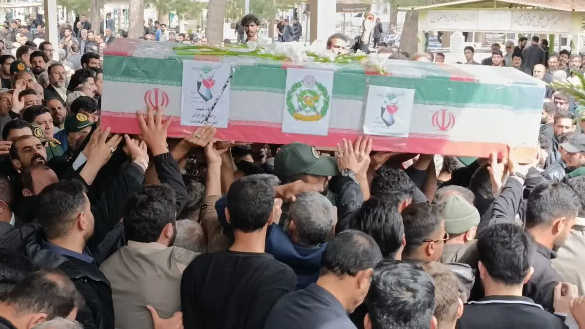 پیکر خلبان شهید جنگ رمضان در کوهدشت تشییع و خاکسپاری شد