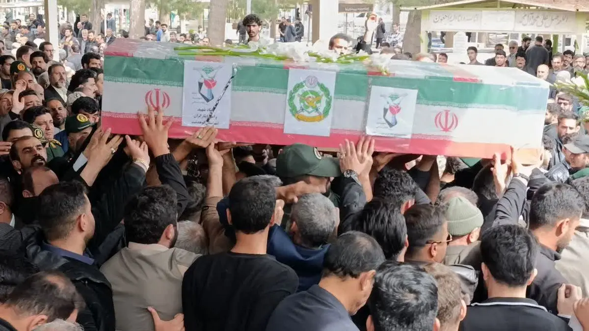 پیکر خلبان شهید جنگ رمضان در کوهدشت تشییع و خاکسپاری شد