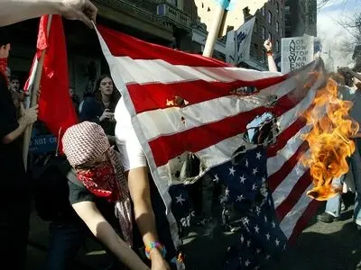 هر کس پرچم آمریکا را آتش بزند باید یک سال زندانی شود