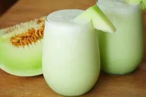 اگر عاشق طالبی و موز هستید این نوشیدنی گران کافه‌ها سرحالتان می‌کند + روش تهیه