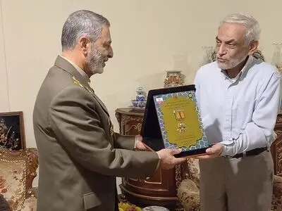 نشان اعطایی فرماندهی کل قو ابه یکی از امرای ارتش