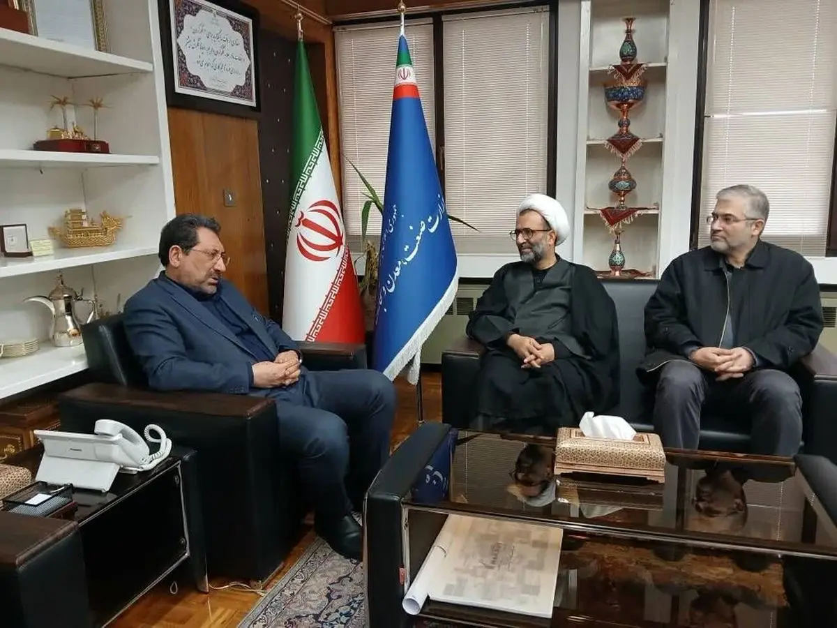 پیگیری وضعیت ترخیص کالاهای اساسی در نشست با وزیر صمت