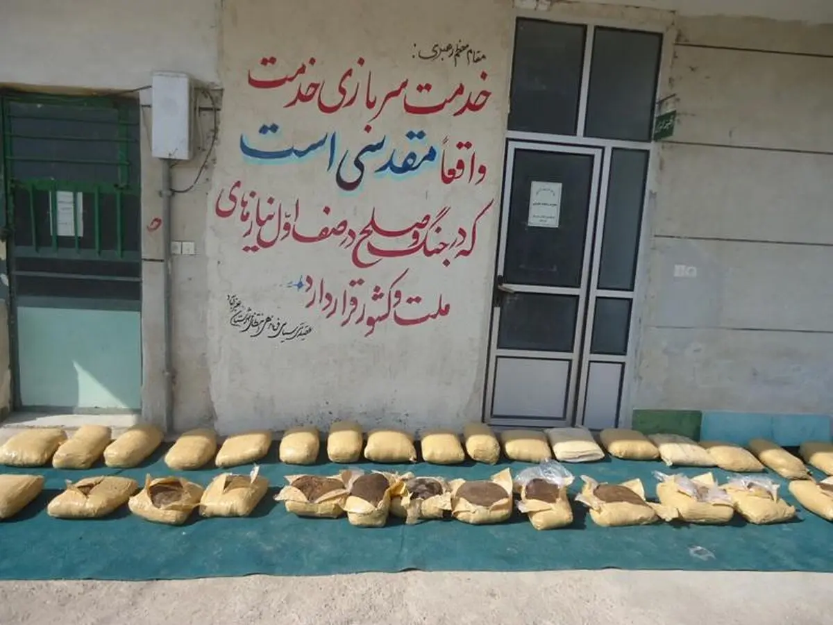 کشف 300کیلو تریاک از یک وانت پیکان 