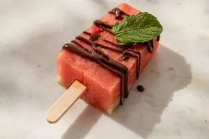 طرز تهیه بستنی هندوانه ای با بطری پلاستیکی