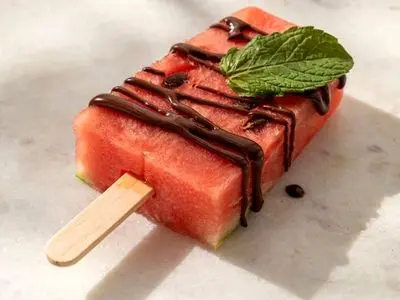 طرز تهیه بستنی هندوانه ای با بطری پلاستیکی