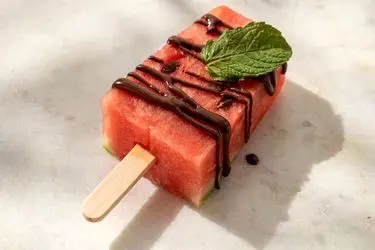 طرز تهیه بستنی هندوانه ای با بطری پلاستیکی