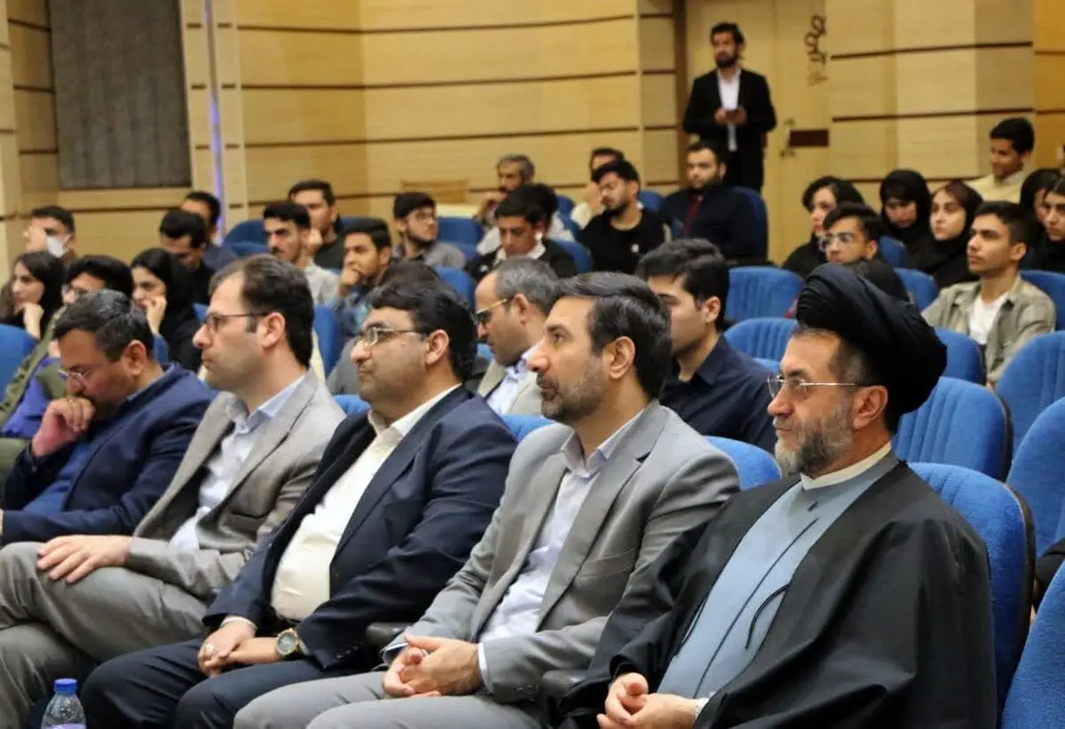  قانون اساسی به عنوان یک قانون و منشور مترقی در اختیار ما قرار دارد 
