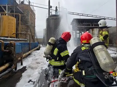 مهار آتش کارخانه نساجی در جاده قوچان با تلاش حدود 30 آتش‌نشان