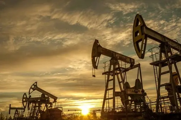 أسعار النفط العالمیة ترتفع بأکثر من 2% 