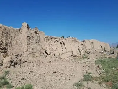 تیشه‌های متجاوزان بر دیوار باروی دامغان/ وعده دادستان مبنی بر برخورد با تخریب کنندگان