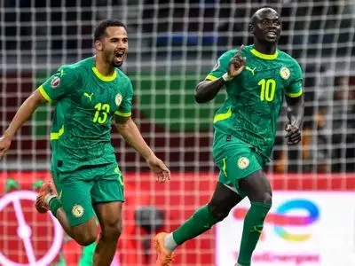 مانه، صلاح و یاران را به خانه فرستاد