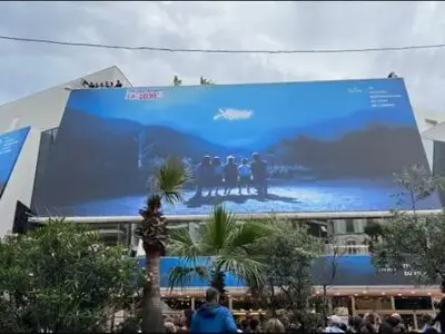 پشت پرده‌ی سینما، لجن پنهان شده است