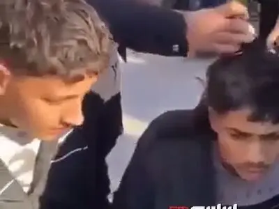 تراشیدن موی سر و شلاق زدن در ملأعام، مجازات جدید دانش‌آموزان سوری که مزاحم دانش‌آموزان دختر می‌شوند + فیلم