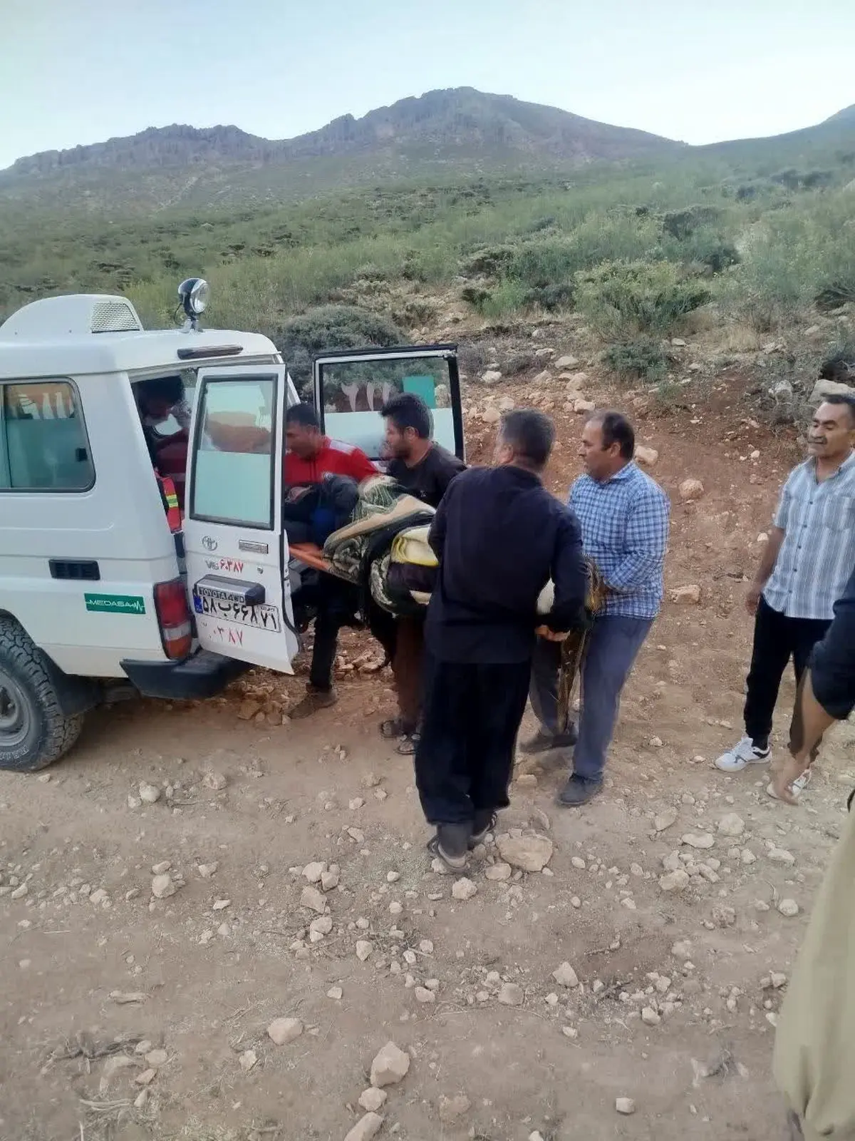 امدادگران به فرد گرفتار در منطقه عشایری کوه دلی در شهرستان کوهرنگ امداد رسانی کردند