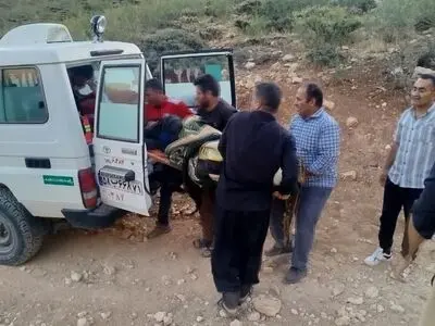 امدادگران به فرد گرفتار در منطقه عشایری کوه دلی در شهرستان کوهرنگ امداد رسانی کردند