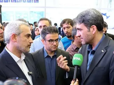 بازدید وزیر اقتصاد از غرفه ایرانسل در نمایشگاه الکامپ