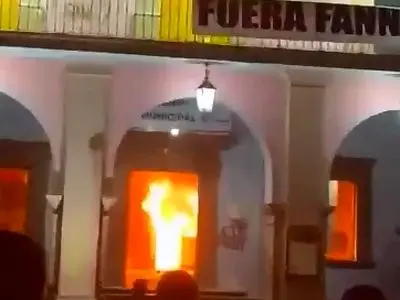 تصرف ساختمان دولتی توسط معترضان به ترور شهردار اورواپان مکزیک + فیلم