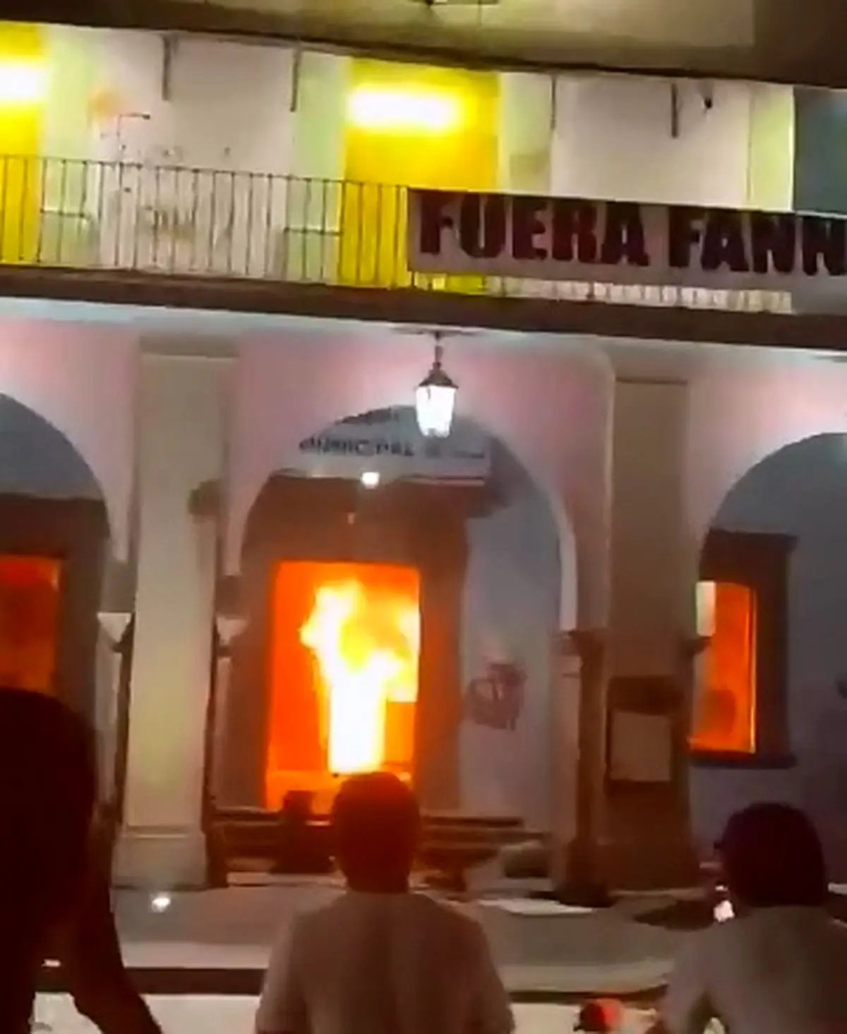 تصرف ساختمان دولتی توسط معترضان به ترور شهردار اورواپان مکزیک + فیلم