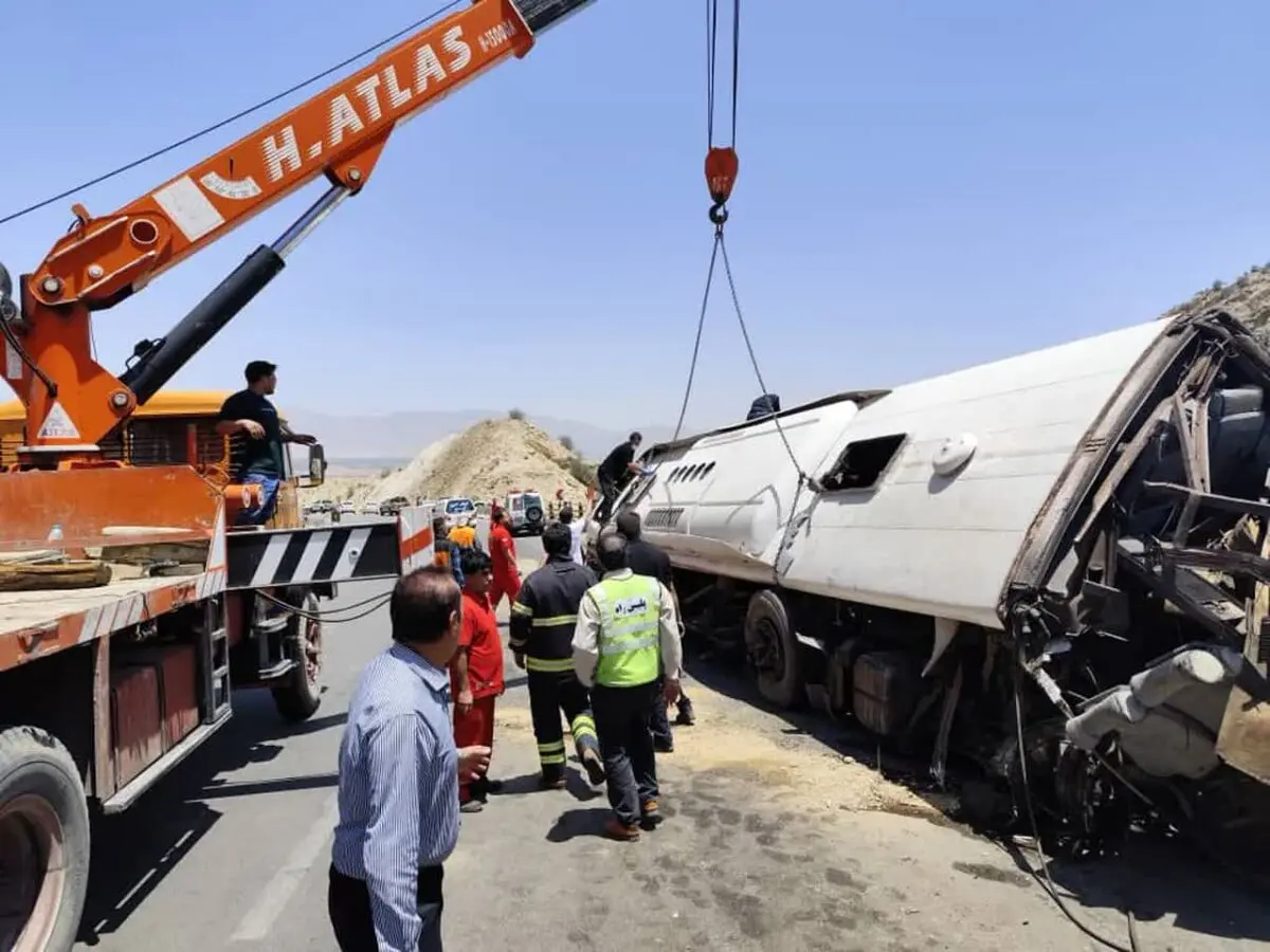 اعزام ١٣ دستگاه آمبولانس فارس به محل واژگونی اتوبوس در محور فیروزآباد_کوار