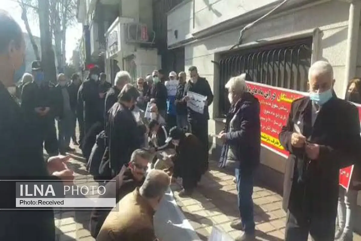 تجمع بازنشستگان گیلانی مقابل تامین اجتماعی/ مستمری‌ها زیر خط فقر است!