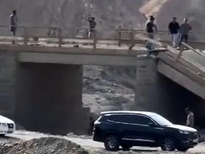 وضعیت جاده بندرعباس به رودان و خودروهای در انتظار + فیلم