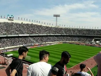 تماشاگران روی دیوار آزادی + عکس