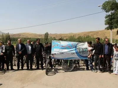 رکاب برای یادبود؛ برگزاری همایش بزرگ دوچرخه‌سواری در گرامیداشت شهدای دانش‌آموز میناب در روستای علی‌آباد