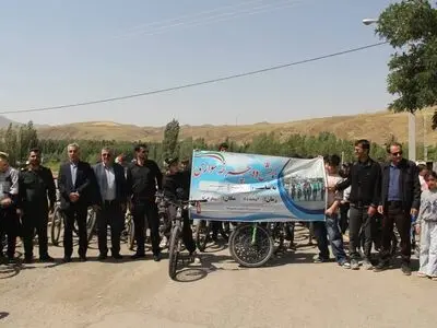رکاب برای یادبود؛ برگزاری همایش بزرگ دوچرخه‌سواری در گرامیداشت شهدای دانش‌آموز میناب در روستای علی‌آباد