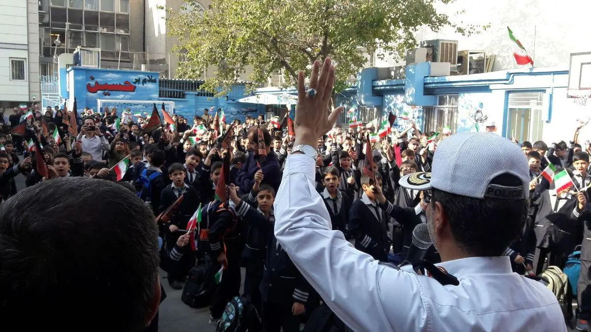 اگر والدین خلاف مقررات رفتار کردند، با احترام تذکر بدهید