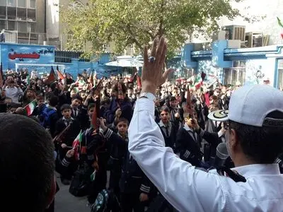 اگر والدین خلاف مقررات رفتار کردند، با احترام تذکر بدهید