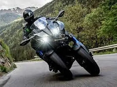 چهره موتورسوار در زمان رانندگی با سرعت بالای 200 کیلومتر /فیلم