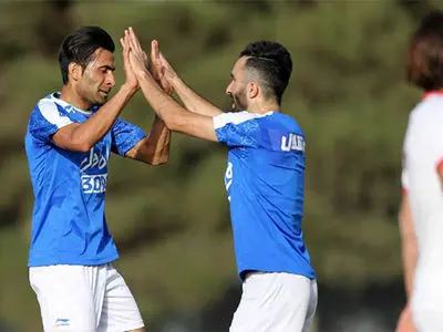 عکس/ دیدار ستاره میلیاردی استقلال با خواننده مطرح