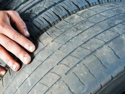 4 علت لاستیک سایی خودرو + خطرات آن