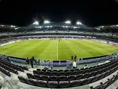 ویدئو: اتحاد هواداران اندرلخت برای برف‌روبی ورزشگاه!