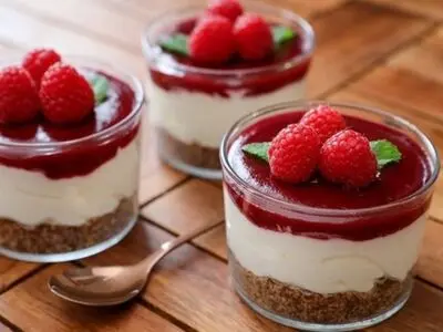 طرز تهیه یک دسر بهاری خوشمزه با توت فرنگی