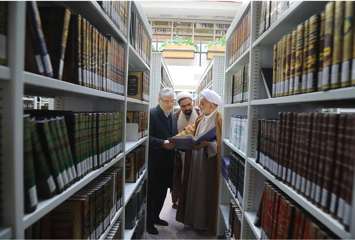 بازدید وزیر علوم از کتابخانه تخصصی علوم حدیث وابسته به آیت‌الله سیستانی 