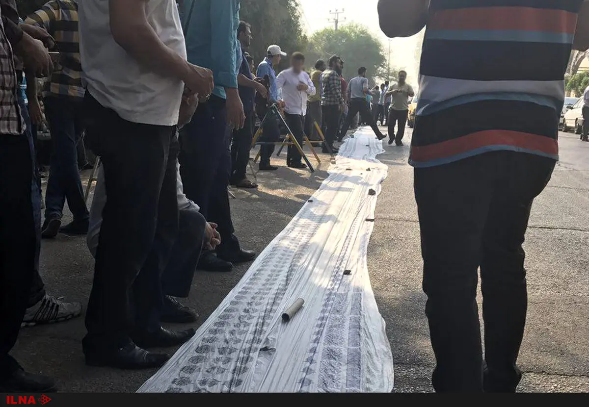 اعتراض کارگران گروه ملی فولاد اهواز با پهن کردن سفره خالی 