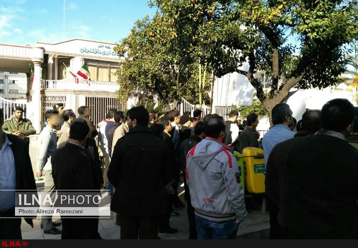 کارگران نساجی قائم شهر مقابل استانداری مازندران تجمع کردند