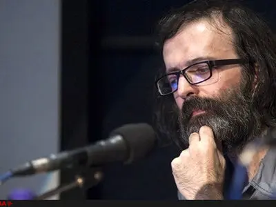 با ایدئولوژی، استیضاح، شست‌وشوی مغزی، سرمایه‌داری، فوتبال و سینما می‌توان جامعه را از پا درآورد