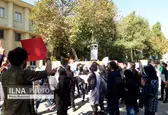 تجمع تعدادی از دانشجویان دانشگاه تهران همزمان با حضور رییس‌جمهوری در این دانشگاه+ عکس