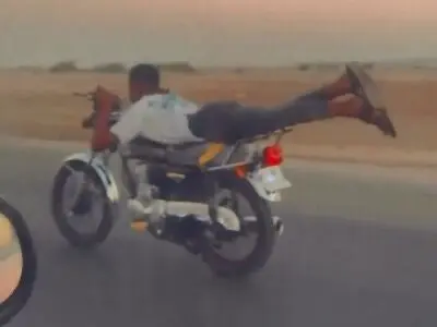ویدیویی از حرکات عجیب و خطرناک با سرعت ۱۲۰ کیلومتر در جاده!