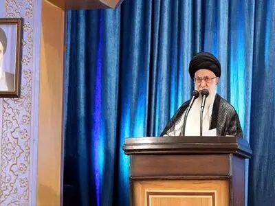 قائد الثورة الاسلامیة: دک القاعدة الامیرکیة من ایام الله/ مصير المنطقة يتوقف على التحرر من الهيمنة الاميركية
