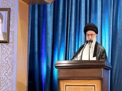 قائد الثورة الاسلامیة: دک القاعدة الامیرکیة من ایام الله/ مصير المنطقة يتوقف على التحرر من الهيمنة الاميركية