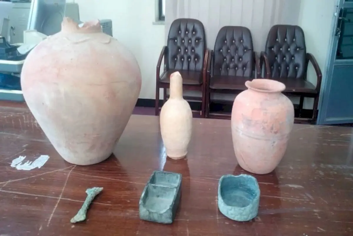کشف ۳۵ قطعه شیء تاریخی در جنوب کرمان