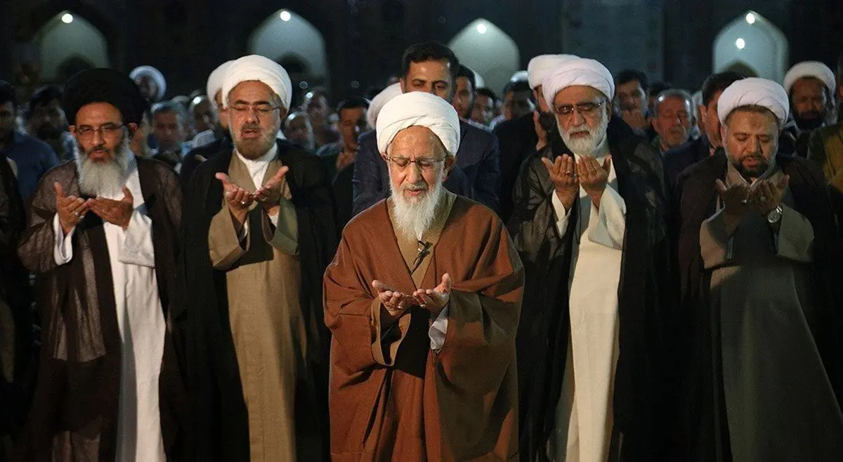 آیت‌الله جوادی آملی در قم بر پیکر رهبر شهید نماز می‌خواند
