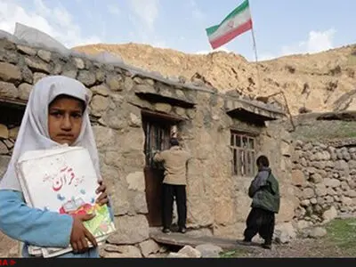دو روایت متفاوت از دیواری که روی "معلم خاشی" فرو ریخت/ ۱۰۰۰ کلاس خشت و گِلی چند قربانی دیگر خواهد گرفت؟